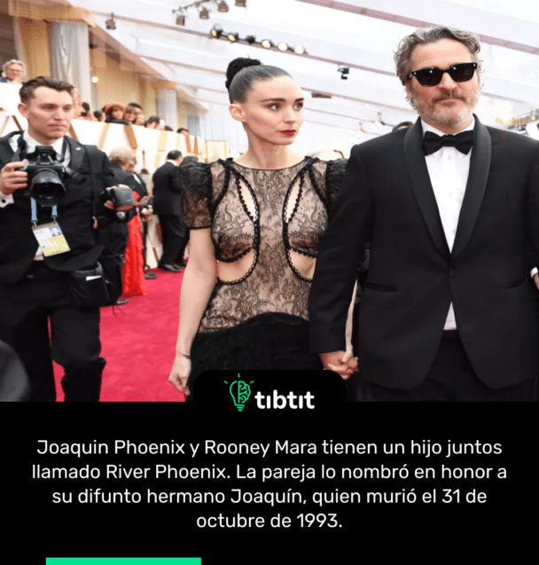 Joaquin Phoenix y Rooney Mara tienen un hijo juntos llamado River Phoenix. La pareja lo nombró en honor a su difunto hermano Joaquín, quien murió el 31 de octubre de 1993.