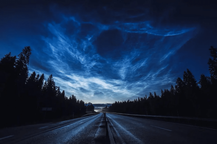 (Letonia) Estas son nubes noctilucentes. Las nubes más altas por encima de los 200.000 pies y pueden volverse visibles al atardecer.
