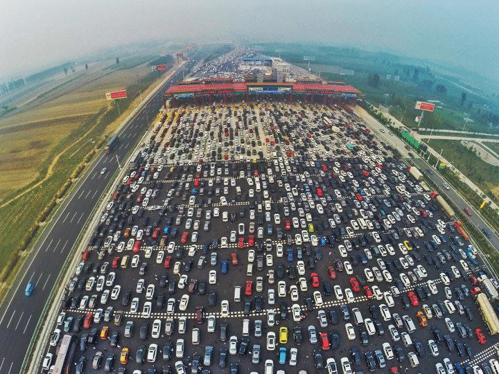 En 2010, el atasco de tráfico más grande del mundo ocurrió en Beijing, China. Tenía más de 60 millas de largo y duró 10 días.