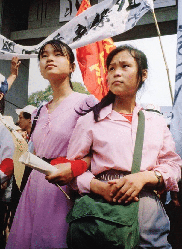 Dos niñas uniendo sus brazos durante las protestas de la Plaza de Tiananmen en 1989.