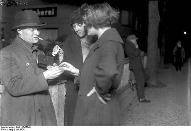 Dos mujeres comprando cápsulas de cocaína a su traficante en Berlín en 1929.