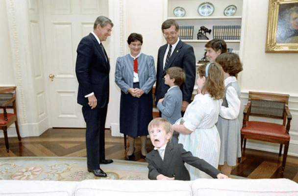 El presidente Reagan es fotografiado durante una sesión de fotos con el congresista Curt Weldon y su familia en la Oficina Oval, 1987.