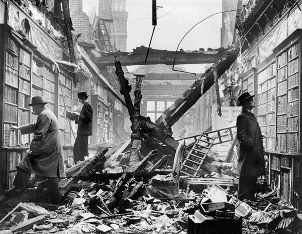 Los lectores de Londres continúan navegando en una biblioteca bombardeada durante la Segunda Guerra Mundial.