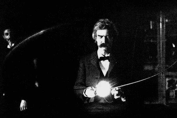 Mark Twain en el laboratorio de Tesla con Tesla de fondo, 1894.