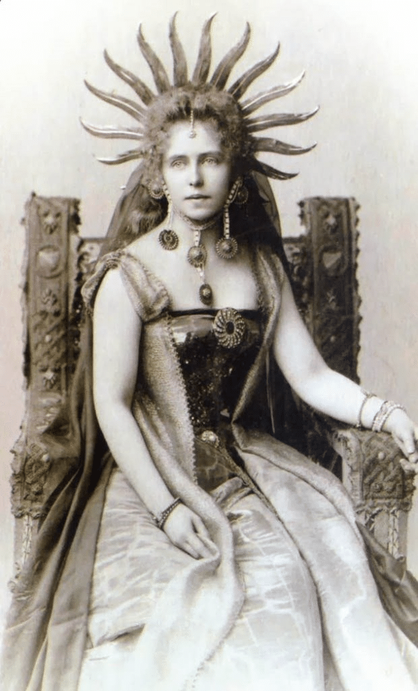 Reina María de Rumania, finales de 1890. En la primera mitad del siglo XX, no había ninguna figura real que tuviera el estatus de celebridad de la reina María.