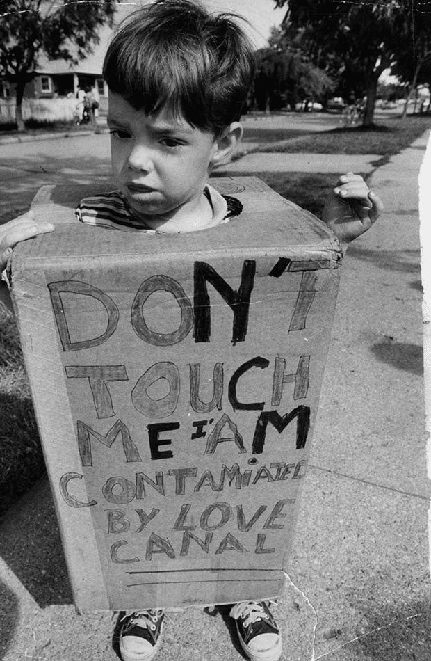 Un niño participa en una protesta de los residentes de Love Canal que exigen ser evacuados.