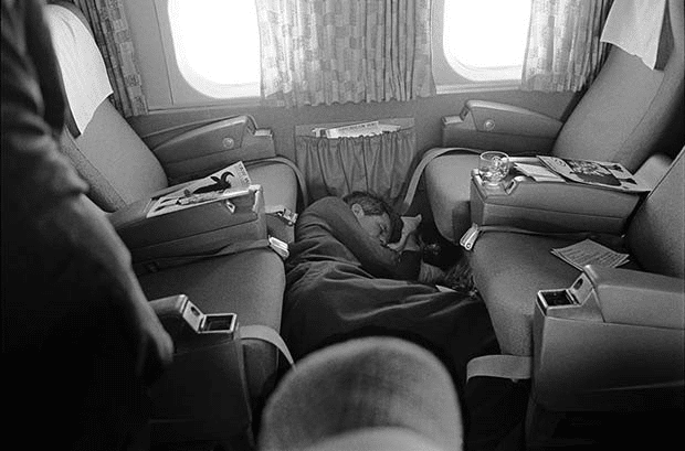 Robert F. Kennedy duerme en el suelo de un avión durante su campaña presidencial de 1968.