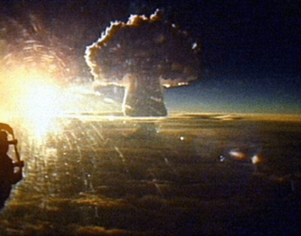 La nube en forma de hongo Tsar Bomba en Rusia vista desde una distancia de 160 km (99 millas)