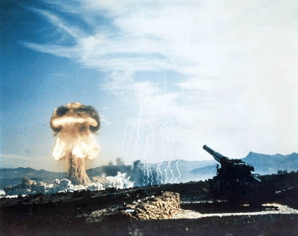 Un arma nuclear de 15 kilotones detona a unos 10 km del cañón desde el que fue disparada, Nevada Test Site, mayo de 1953.