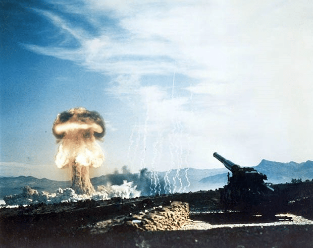 Un arma nuclear de 15 kilotones detona a unos 10 km del cañón desde el que fue disparada, Nevada Test Site, mayo de 1953.