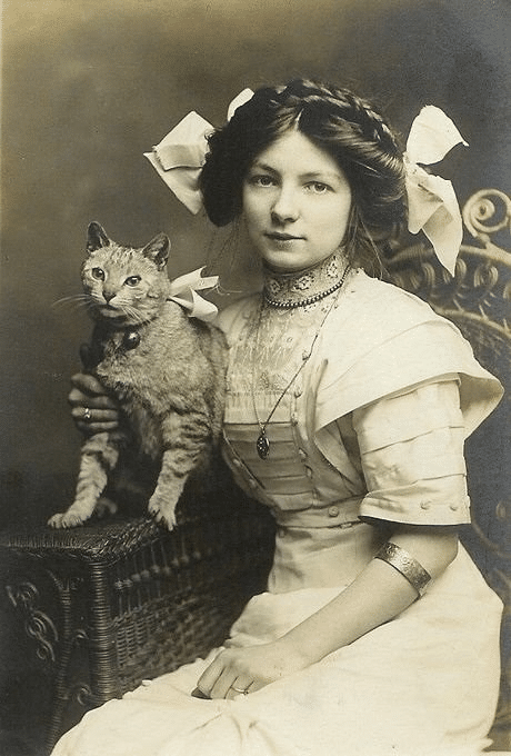 Mujer joven vestida con su gato.
