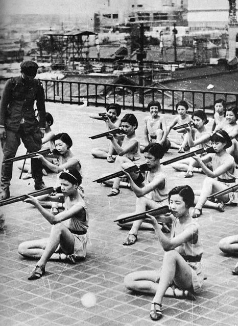 Niñas japonesas recibiendo entrenamiento de tiro en la escuela en la década de 1930.
