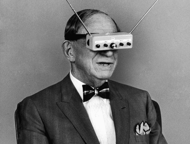 El inventor Hugo Gernsback demostrando sus gafas de televisión en 1963.