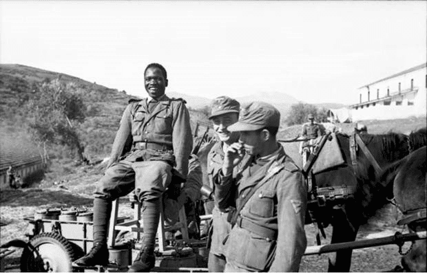 Un soldado negro de la Wehrmacht riéndose con sus compañeros en 1943.