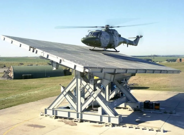 Y así es como se aprende a aterrizar un helicóptero encima de un barco en el mar, cabeceando hacia arriba y hacia abajo y de lado a lado.