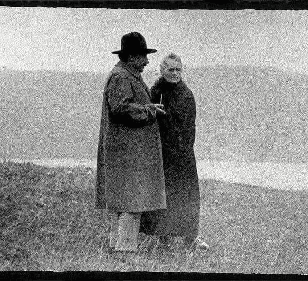 Albert Einstein y Marie Curie hablando junto a un lago alrededor de 1929.