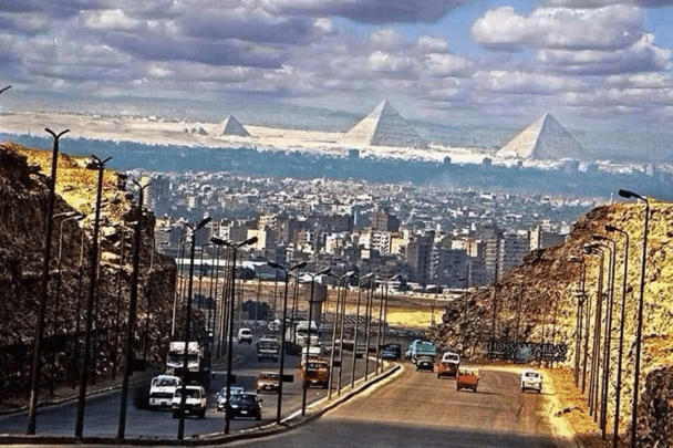 Las pirámides vistas desde una calle de El Cairo