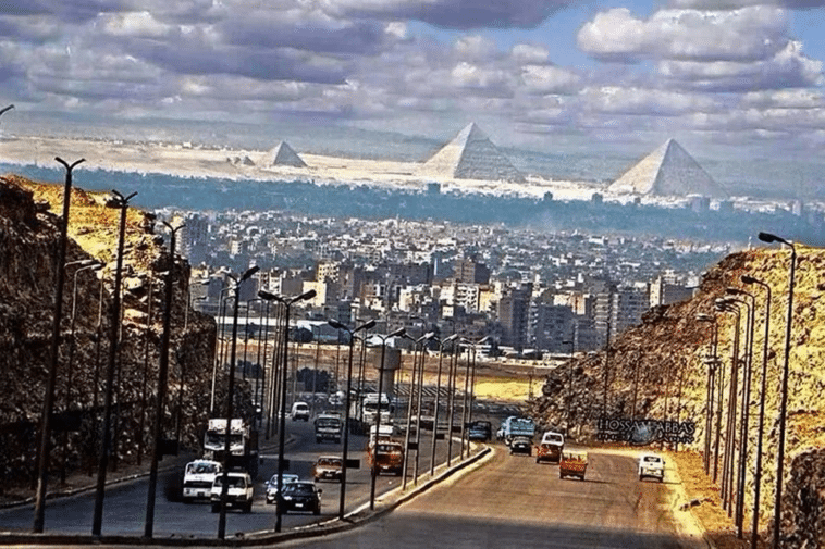 Las pirámides vistas desde una calle de El Cairo