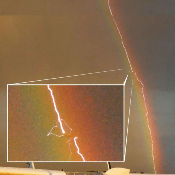 El momento imposible cuando se tomó una foto de un rayo cayendo sobre un avión en un arcoíris - Birk Möbius (2014)