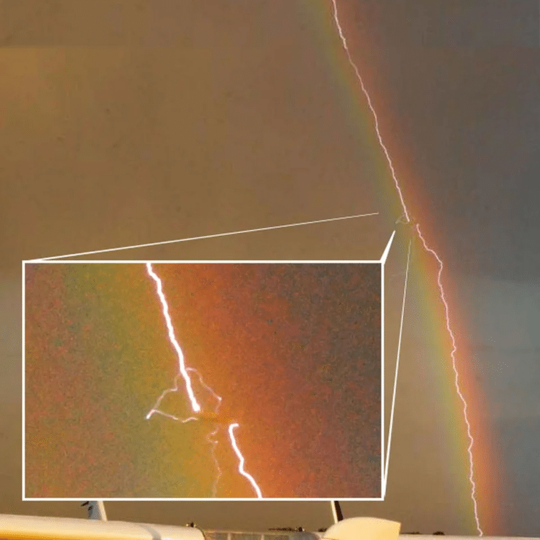 El momento imposible cuando se tomó una foto de un rayo cayendo sobre un avión en un arcoíris - Birk Möbius (2014)