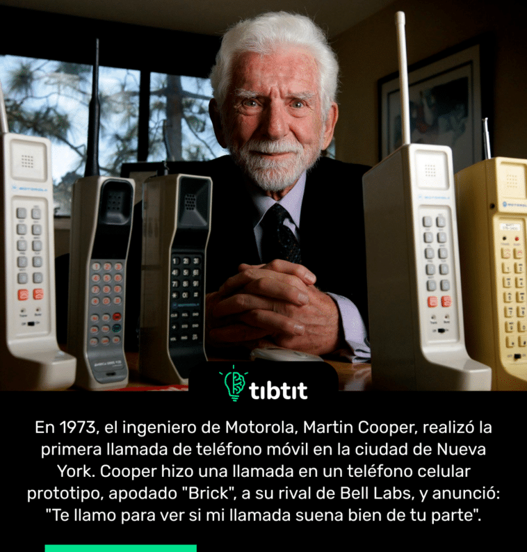 En 1973, el ingeniero de Motorola, Martin Cooper, realizó la primera llamada de teléfono móvil en la ciudad de Nueva York. Cooper hizo una llamada en un teléfono celular prototipo, apodado "Brick", a su rival de Bell Labs, y anunció: "Te llamo para ver si mi llamada suena bien de tu parte".