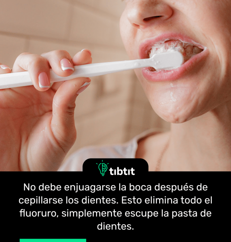 No debe enjuagarse la boca después de cepillarse los dientes. Esto elimina todo el fluoruro, simplemente escupe la pasta de dientes.