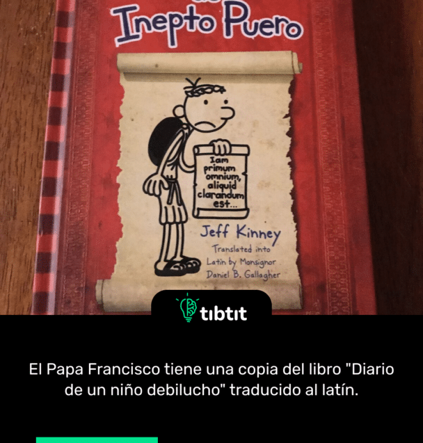 El Papa Francisco tiene una copia del libro "Diario de un niño debilucho" traducido al latín.