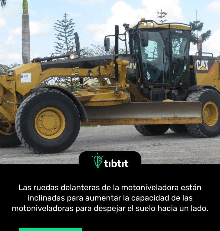 Las ruedas delanteras de la motoniveladora están inclinadas para aumentar la capacidad de las motoniveladoras para despejar el suelo hacia un lado.