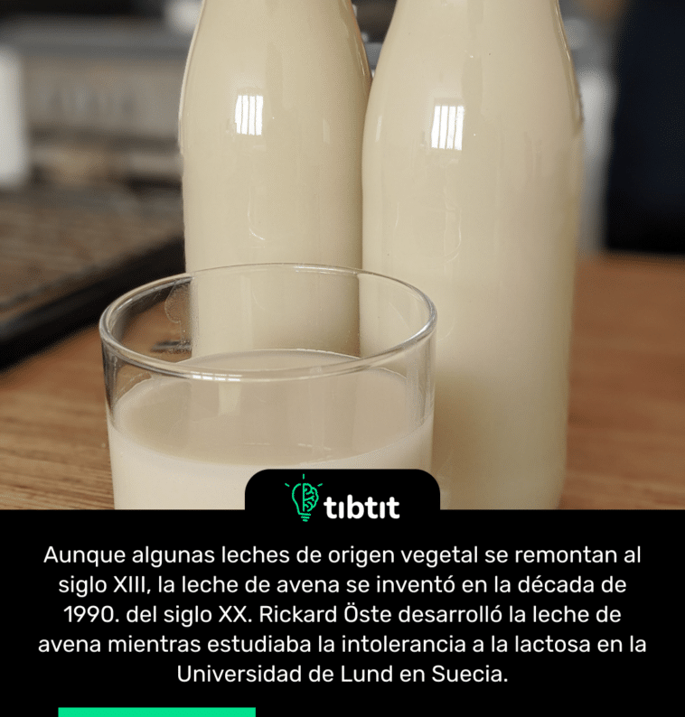 Aunque algunas leches de origen vegetal se remontan al siglo XIII, la leche de avena se inventó en la década de 1990. del siglo XX. Rickard Öste desarrolló la leche de avena mientras estudiaba la intolerancia a la lactosa en la Universidad de Lund en Suecia.