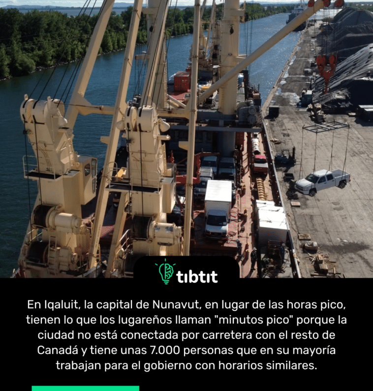 En Iqaluit, la capital de Nunavut, en lugar de las horas pico, tienen lo que los lugareños llaman "minutos pico" porque la ciudad no está conectada por carretera con el resto de Canadá y tiene unas 7.000 personas que en su mayoría trabajan para el gobierno con horarios similares.