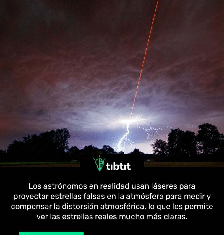 Los astrónomos en realidad usan láseres para proyectar estrellas falsas en la atmósfera para medir y compensar la distorsión atmosférica, lo que les permite ver las estrellas reales mucho más claras.
