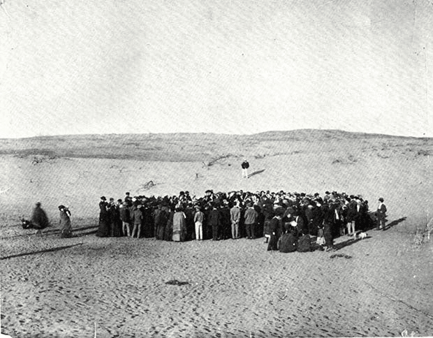 11 de abril de 1909: unas 100 personas participan en una lotería para dividir equitativamente una parcela de 12 acres de dunas de arena que compraron, que luego se convertiría en la ciudad de Tel Aviv, Israel.