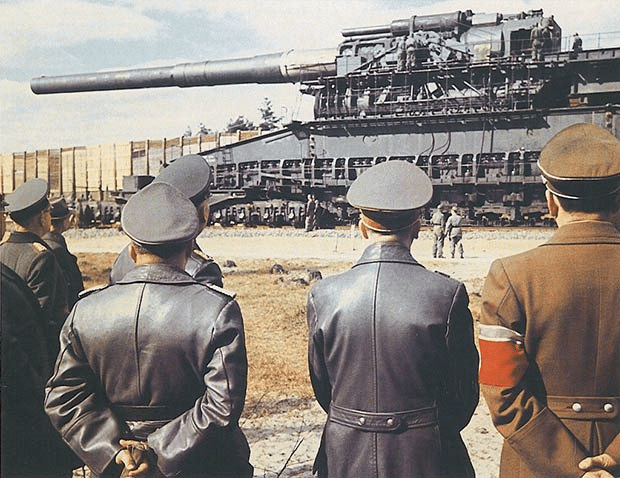 Hitler, Speer y su séquito hipnotizados en el Schwerer Gustav. La artillería más grande y pesada jamás utilizada en combate 1941