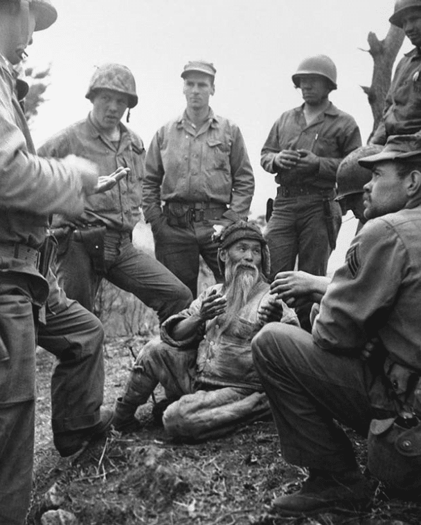 El interrogatorio de un civil norcoreano que cruzó las líneas norcoreanas y de la ONU para ponerse a salvo en 1951.