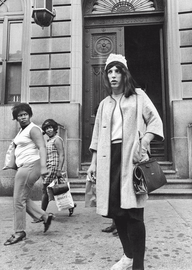 Un oficial de policía encubierto de servicio en la comisaría 78 de Brooklyn. 1 de julio de 1969.