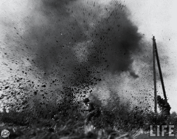 Tropas estadounidenses avanzando bajo fuego cerca de Arnhem durante la Operación Market Garden, 1944.
