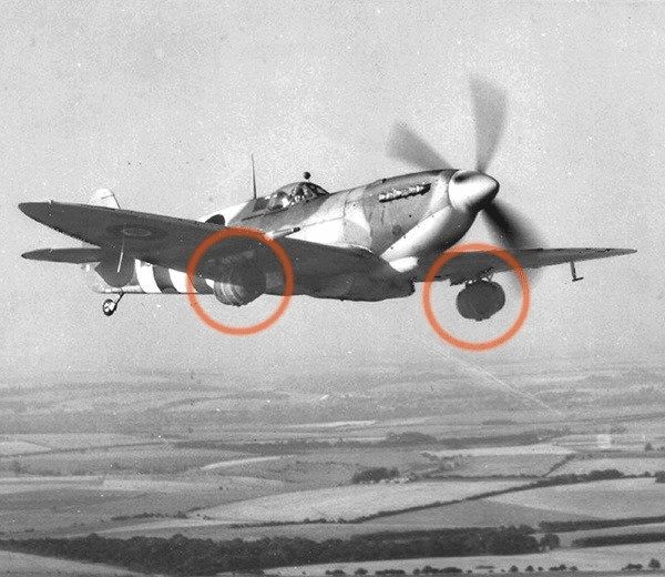 13 de junio de 1944: una cervecería inglesa dona una cantidad considerable de cerveza fresca para las tropas que luchan en Normandía y se crea un método de entrega único, atando barriles a las alas inferiores de Spitfires que se envían a los aeródromos de avanzada. Volar a 12000 pies enfría la bebida a la perfección.