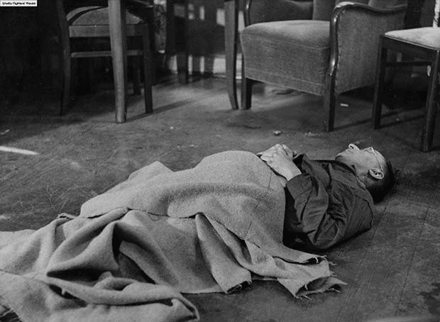 El cadáver del Reichsführer-SS Heinrich Himmler después de su suicidio por envenenamiento. mayo de 1945.
