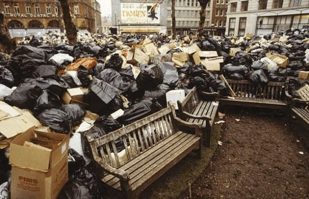 Montañas de basura tiradas en Leicester Square. La basura no ha sido recolectada debido a una huelga de basureros de la ciudad de Westminister en apoyo de un reclamo de pago. Londres. 31 de enero de 1979.