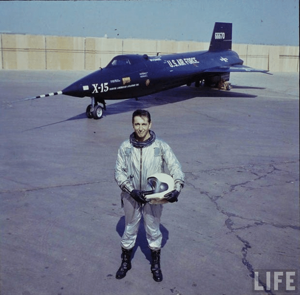 Scott Crossfield (primera persona en volar al doble de la velocidad del sonido) junto a un X-15. Foto tomada por Allan Grant en la década de 1960.