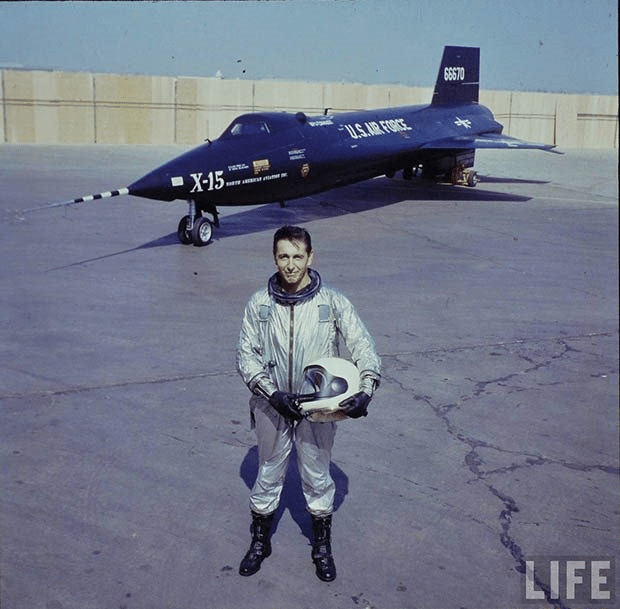 Scott Crossfield (primera persona en volar al doble de la velocidad del sonido) junto a un X-15. Foto tomada por Allan Grant en la década de 1960.