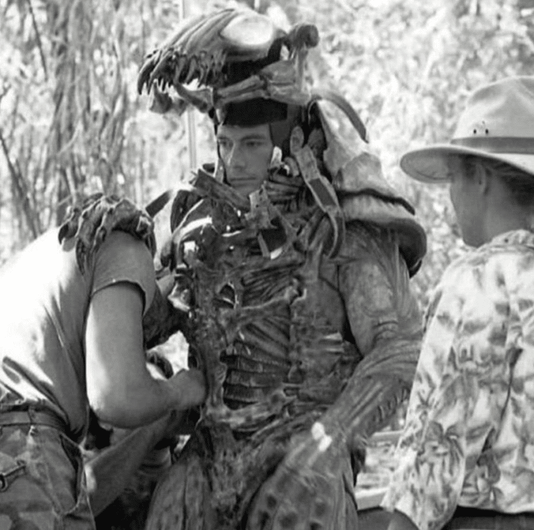 Jean-Claude Van Damme con el diseño original del traje Predator antes de ser despedido de la película, 1987.
