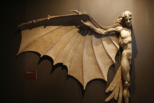 Esta estatua se basa en el concepto de Leonardo da Vinci para alas artificiales.