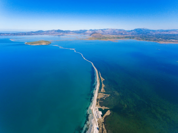 Carretera de 10 km de Koronisia en Grecia