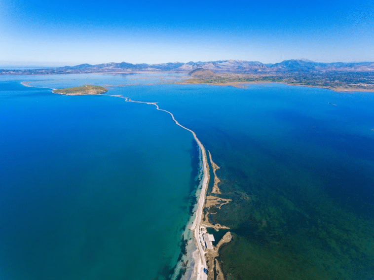 Carretera de 10 km de Koronisia en Grecia