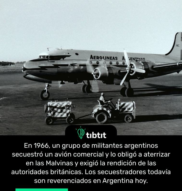 En 1966, un grupo de militantes argentinos secuestró un avión comercial y lo obligó a aterrizar en las Malvinas y exigió la rendición de las autoridades británicas. Los secuestradores todavía son reverenciados en Argentina hoy.