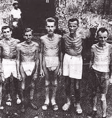 Prisioneros estadounidenses liberados en la prisión de Old Bilibid en Manila después de la liberación de la ciudad, marzo de 1945