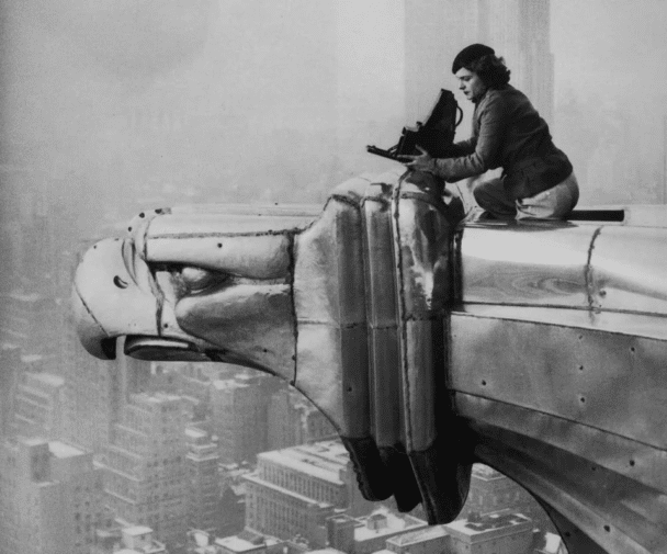 Margaret Brooke-White fotografiando en la parte superior del edificio Chrysler en 1929
