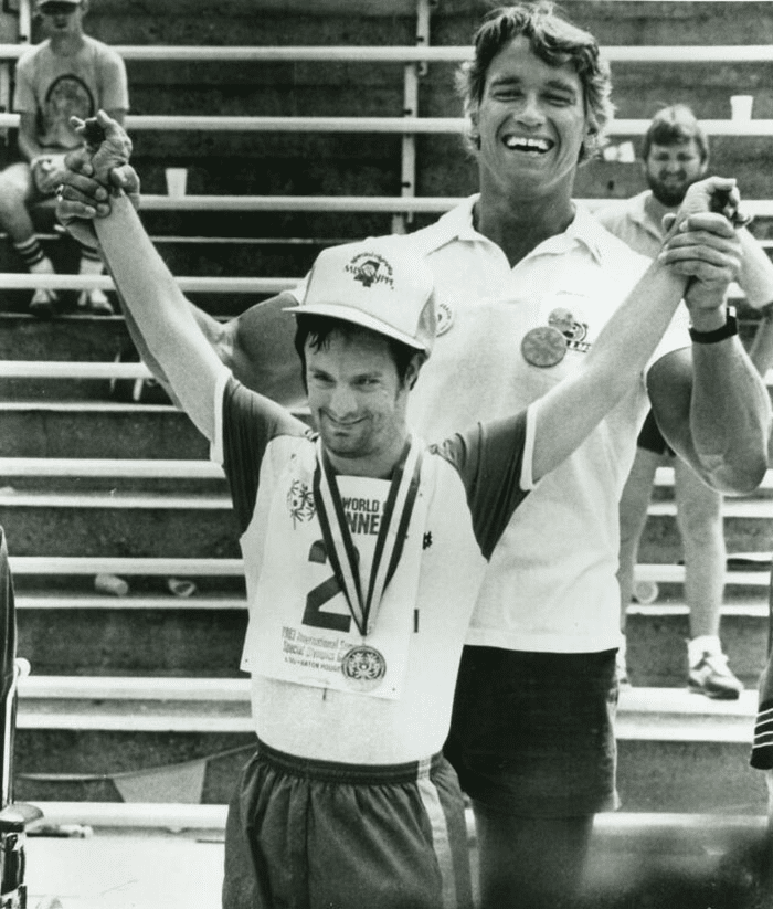 Arnie apoyando a los atletas discapacitados a principios de la década de 1990