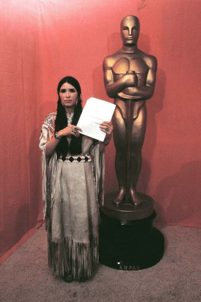 En 1973, Marlon Brando rechazó su Oscar por El padrino para permitir que Sacheen Littlefeather protestara por la representación de los nativos americanos en Hollywood.
